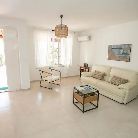 Emma's בית הארחה 3*